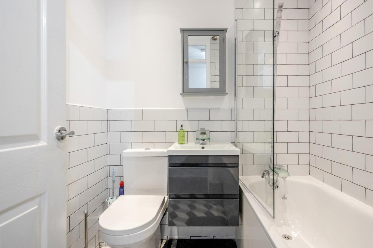 Lovely House In Dagenham / Barking With Free Parking, Wifi & Garden Exterior foto