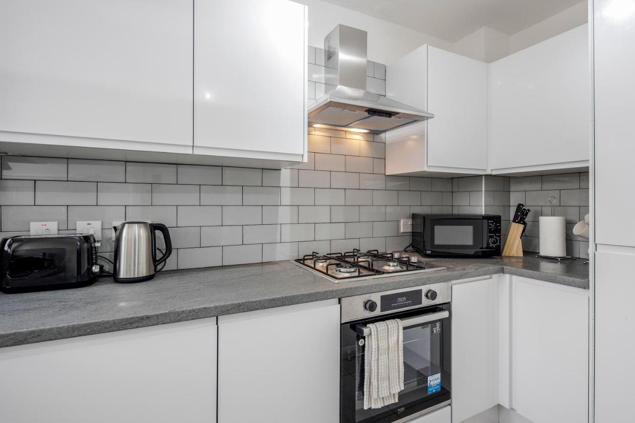 Lovely House In Dagenham / Barking With Free Parking, Wifi & Garden Exterior foto