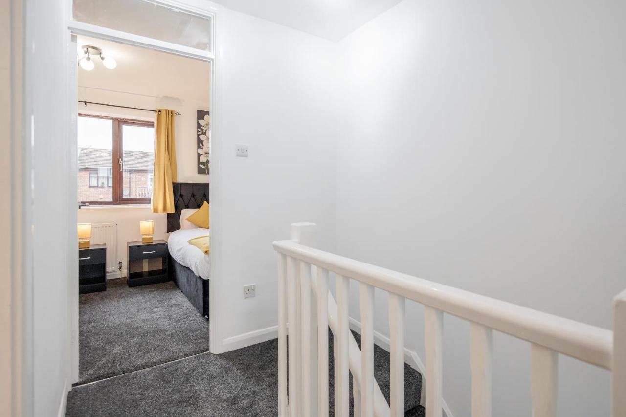 Lovely House In Dagenham / Barking With Free Parking, Wifi & Garden Exterior foto