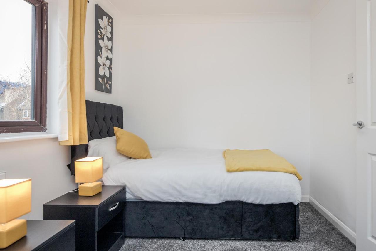 Lovely House In Dagenham / Barking With Free Parking, Wifi & Garden Exterior foto