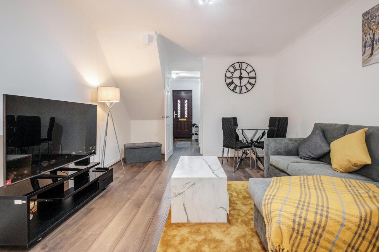 Lovely House In Dagenham / Barking With Free Parking, Wifi & Garden Exterior foto